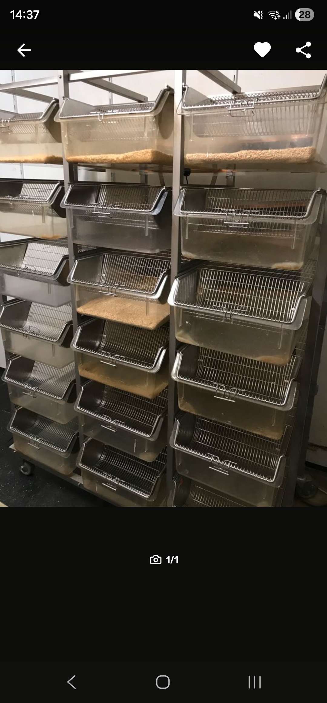 Stahlgestell mit 18 Boxen